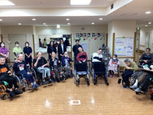 車椅子 の贈呈式での記念撮影