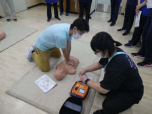 多くの職員が参加したAEDの講習会