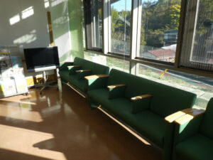 伊東の丘ロビーの長椅子