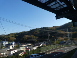 遠くに高所作業員の姿が